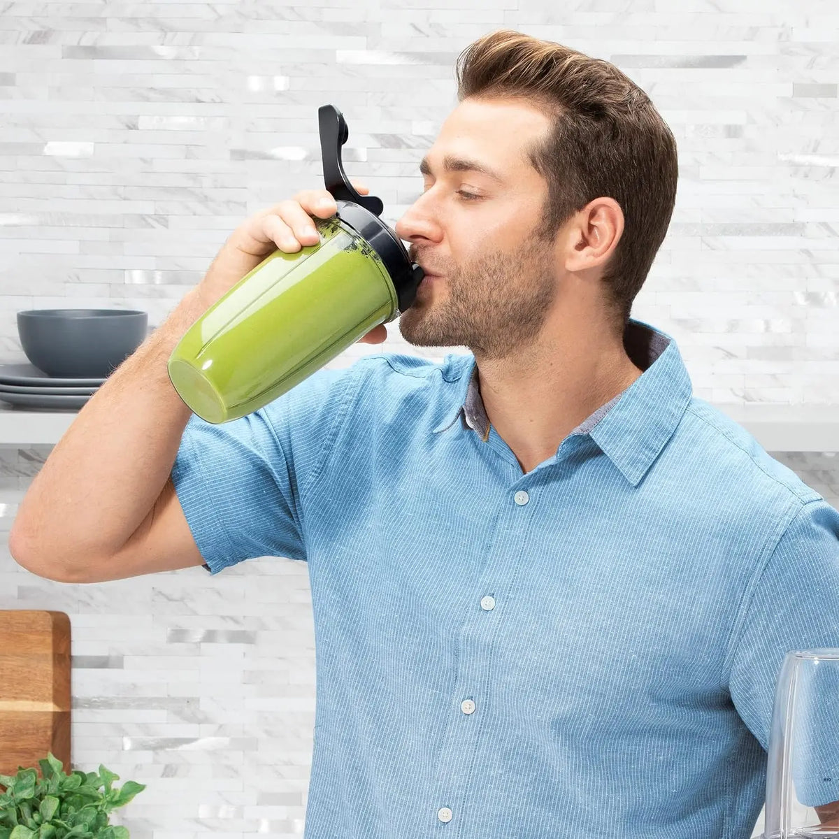 1200W Personal Blender – Features a pulse function and automatic shut-off, extracts nutrients, and is perfect for making smoothies, milkshakes, and salsa – Includes 32oz and 24oz travel cups